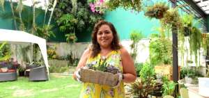 M&oacute;nica Puente muestra desde el jard&iacute;n de su casa uno de los terrarios que cultiv&oacute;.