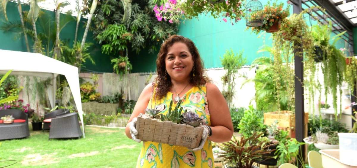 M&oacute;nica Puente muestra desde el jard&iacute;n de su casa uno de los terrarios que cultiv&oacute;.
