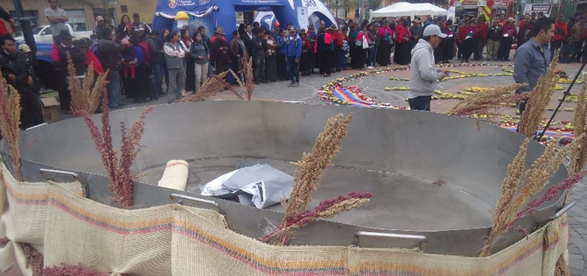 Como s&iacute;mbolo sagrado de nutrici&oacute;n la olla para la sopa de quinua m&aacute;s grande del mundo pas&oacute; por Riobamba.