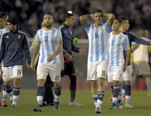 &Eacute;ver Banega, Nicol&aacute;s Otamendi y Marcos Rojo evidencian pesar al no poder ganar a su cl&aacute;sico adversario.   afp &Eacute;ver Banega, Nicol&aacute;s Otamendi y Marcos Rojo evidencian pesar al no poder ganar a su cl&aacute;sico adversario. Foto: AFP