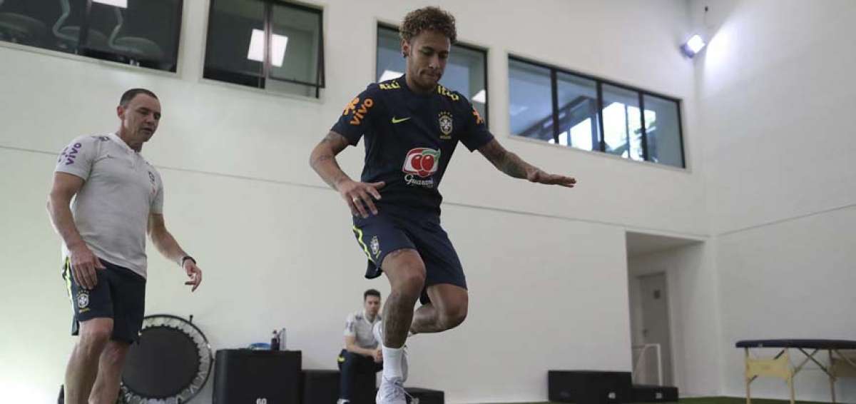 Neymar, Gabriel Jes&uacute;s y Danilo, primeros en entrenarse con bal&oacute;n en Brasil