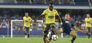 &Eacute;rick Castillo (izq.), delantero de Barcelona, intenta desprenderse de la marca del zaguero central de Emelec, Marlon Mej&iacute;a, en el Cl&aacute;sico del Astillero.