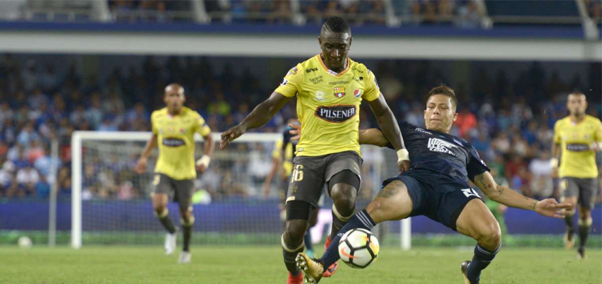 &Eacute;rick Castillo (izq.), delantero de Barcelona, intenta desprenderse de la marca del zaguero central de Emelec, Marlon Mej&iacute;a, en el Cl&aacute;sico del Astillero.