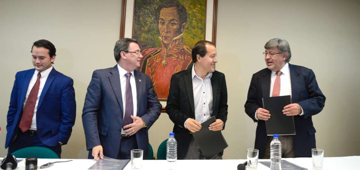 De izquierda a derecha, Danilo Alb&aacute;n, Fidel M&aacute;rquez, Pablo D&aacute;valos y Jaime Gallegos, integrantes del Foro de Econom&iacute;a Alternativa y Heterodoxa.
