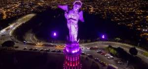  La Virgen del Panecillo se ilumin&oacute; de color rosa como s&iacute;mbolo y lucha contra el c&aacute;ncer de mama y la importancia de la auto-exploraci&oacute;n para prevenir la enfermedad.