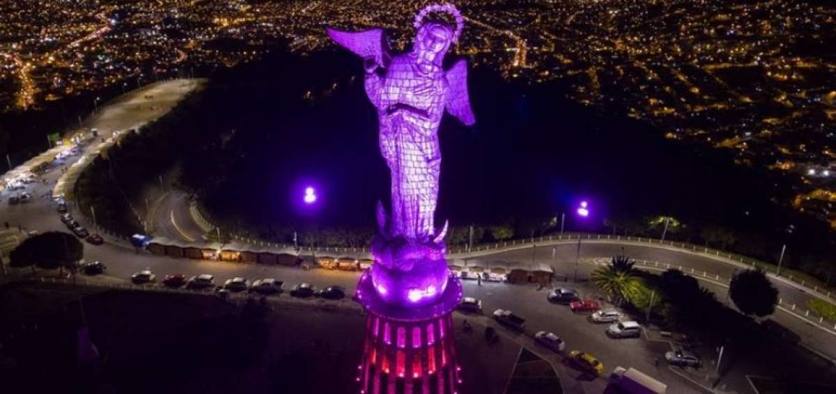  La Virgen del Panecillo se ilumin&oacute; de color rosa como s&iacute;mbolo y lucha contra el c&aacute;ncer de mama y la importancia de la auto-exploraci&oacute;n para prevenir la enfermedad.
