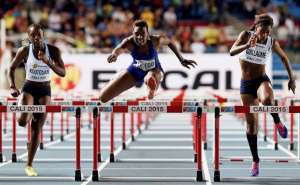Maribel Caicedo (c) durante la final de los 100 m vallas. Foto: Facebook de la Featle