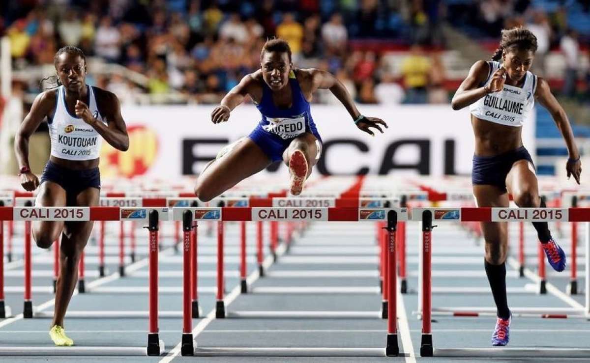 Maribel Caicedo (c) durante la final de los 100 m vallas. Foto: Facebook de la Featle