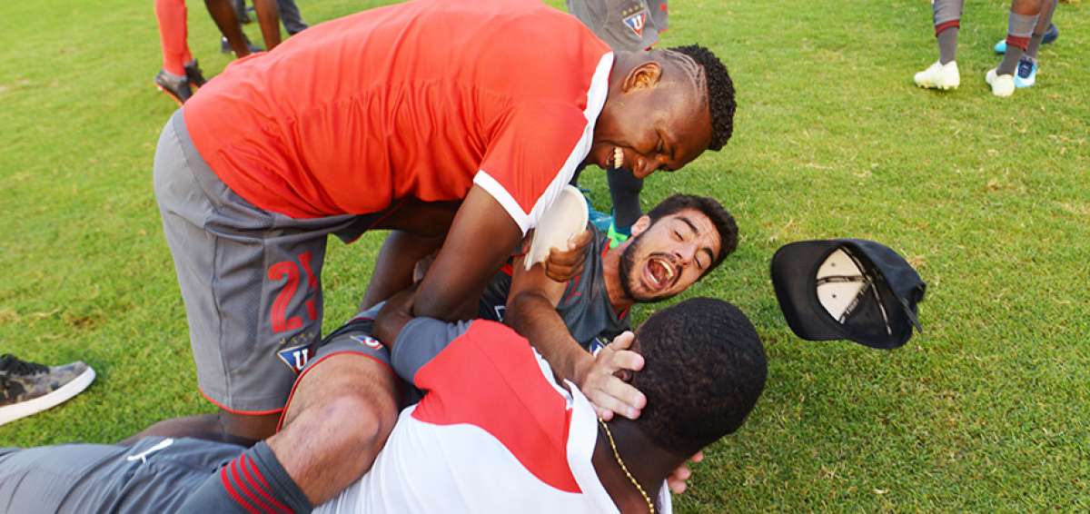 El volante Gast&oacute;n Rodr&iacute;guez (c) celebra con An&iacute;bal Chal&aacute; (abajo) y &Eacute;dison Realpe tras ganar la primera etapa.  