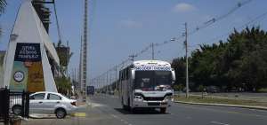 Desde mediados del a&ntilde;o pasado, la ATM implement&oacute; paraderos de buses en los carriles de servicio de la v&iacute;a a la Costa.