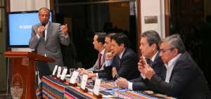 El vicepresidente de la Rep&uacute;blica, Jorge Glas, present&oacute; la certificaci&oacute;n en compa&ntilde;&iacute;a de los ministros de Hidrocarburos y de Sectores Estrat&eacute;gicos, Jos&eacute; Icaza y Rafael Poveda, respectivamente.