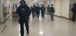 El 12 de septiembre Daniel Salcedo fue trasladado desde el hospital de Calder&oacute;n hasta la c&aacute;rcel El Inca, con resguardo policial.