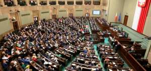 El Senado polaco adopta una controvertida reforma de la justicia