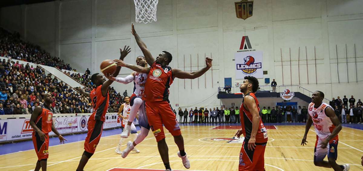 Leones (blanco) perdi&oacute; frente a Importadora Alvarado; el elenco riobambe&ntilde;o est&aacute; obligado a ganar ma&ntilde;ana en Ambato para forzar un tercer encuentro. 
