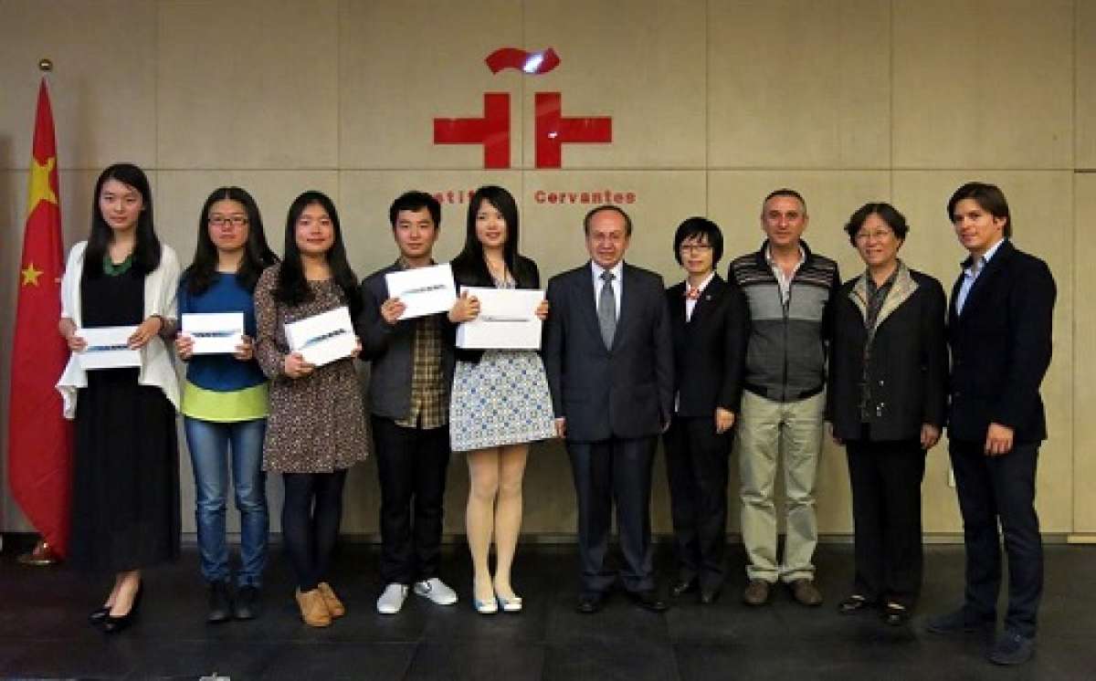 Los cinco premiados del III Concurso Universitario de Ensayo Escrito en idioma espa&ntilde;ol para estudiantes chinos, junto al embajador de Ecuador, Jos&eacute; Mar&iacute;a Borja (c), y el jurado del certamen. Foto: EFE