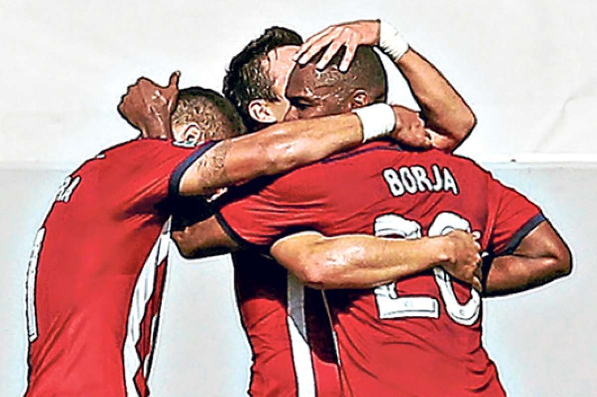 Felix Borja celebra junto a dos compa&ntilde;eros el &uacute;ltimo gol de la vida institucional del Chivas USA, ante el San Jos&eacute; Earthquakes. Foto: AFP.