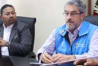 José Ruales, ministro de Salud, visitó a los pacientes afectados en Santo Domingo.