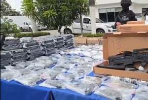 Armas decomisadas durante el operativo ejecutado en un inmueble del norte de Guayaquil.