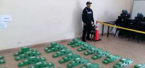 Un total de 330 paquetes, tipo ladrillo, con clorhidrato de coca&iacute;na fueron decomisados por agentes antinarc&oacute;ticos en av. Quinta y 25 de Julio.