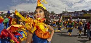 Grupos de m&uacute;sica y de baile, decenas de comparsas y carros aleg&oacute;ricos desfilaron la ma&ntilde;ana del domingo por la av. Cevallos, en la edici&oacute;n 68 de la Fiesta de la Fruta y de las Flores.