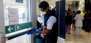 En el aeropuerto de Tababela se toman precauciones con el uso de mascarillas y la limpieza en los pasamanos. 