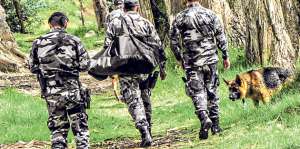 Los integrantes del Grupo de Operaciones Especiales transportan cuerdas, arneses, poleas y mosquetones. Foto: Regional Norte