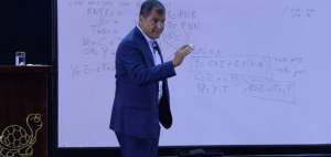 El mandatario dict&oacute; una charla econ&oacute;mica en la Espol, en Guayaquil.