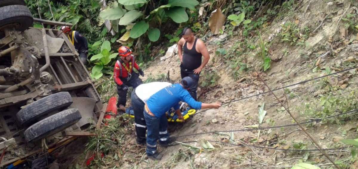Accidente de tr&aacute;nsito en Manab&iacute; deja dos muertos y 15 heridos