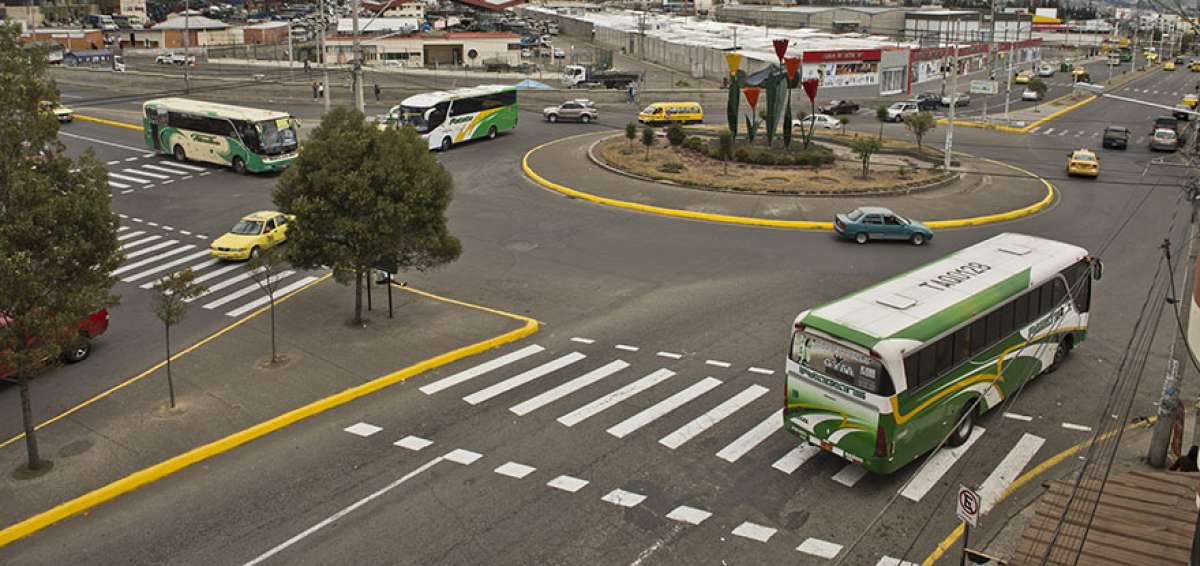 El puente se edificar&aacute; sobre los redondeles de las calles Julio Jaramillo y El C&oacute;ndor, donde se encuentran importantes entidades educativas y de justicia.