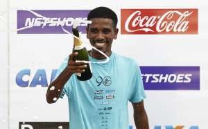 Dawit Adamasu se coron&oacute; campe&oacute;n con un tiempo de 45m04s. Foto: AFP