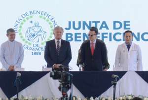 El presidente Daniel Noboa asistió a la inauguración del nuevo hospital. 