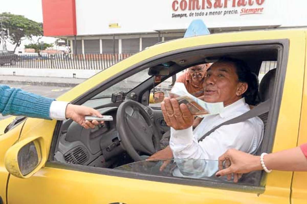 El taxista Wellington Vaca, cuyo carro fue inspeccionado en los operativos, pide a las autoridades que revisen las tarifas actuales. Foto: Lylibeth Coloma.