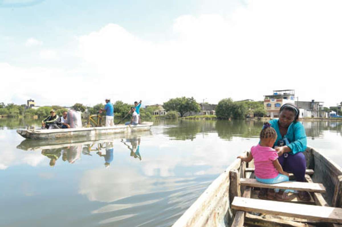 Las canoas que atraviesan el estero Mogoll&oacute;n son empleadas por los habitantes del barrio Nigeria, un sector suburbano en donde habitan m&aacute;s de 7.600 personas. Foto: Jos&eacute; Mor&aacute;n.