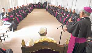 Antes de la misa campal en el parque Bicentenario, en Quito, el papa Francisco se reuni&oacute; con los obispos de Ecuador. Foto: AFP