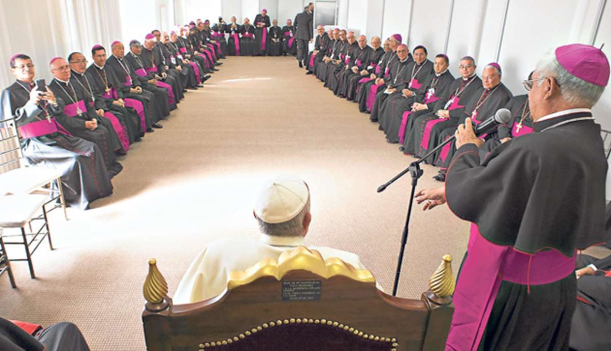 Antes de la misa campal en el parque Bicentenario, en Quito, el papa Francisco se reuni&oacute; con los obispos de Ecuador. Foto: AFP