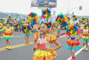 Niñas y niños llenaron de color las calles de Ambato durante el pregón de fiestas &quot;Remembranzas&quot;.