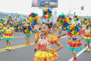 Niñas y niños llenaron de color las calles de Ambato durante el pregón de fiestas &quot;Remembranzas&quot;.