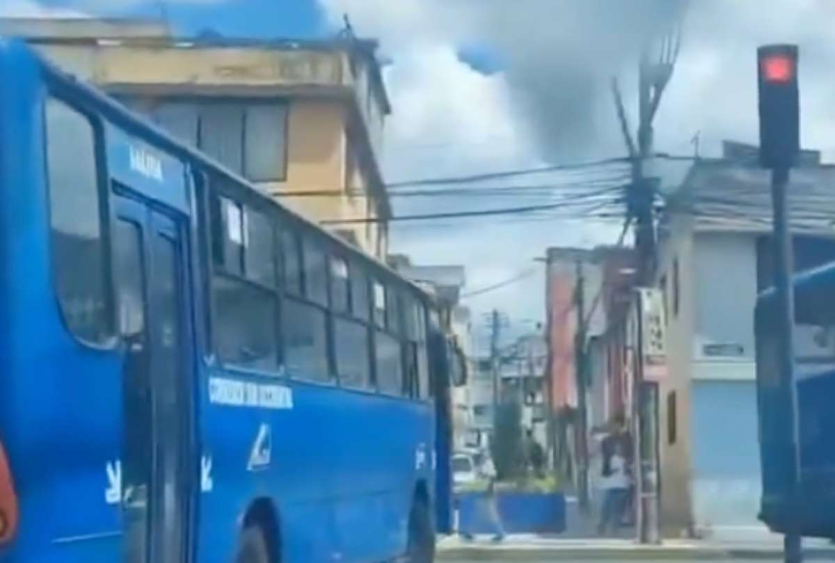 Dos buses de transporte p&uacute;blico son captados en video infringiendo la ley.