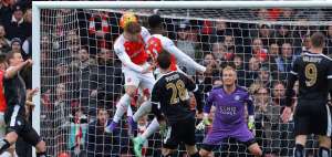 La Premier gana en emoci&oacute;n con victorias de Arsenal y Tottenham contra Leicester y City