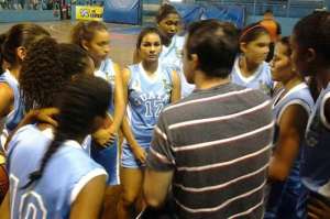 El quinteto Don Apa debut&oacute; con una derrota ante UTE en el coliseo Abel Jim&eacute;nez Parra. Foto: Cortes&iacute;a Federaci&oacute;n Ecuatoriana de Baloncesto.