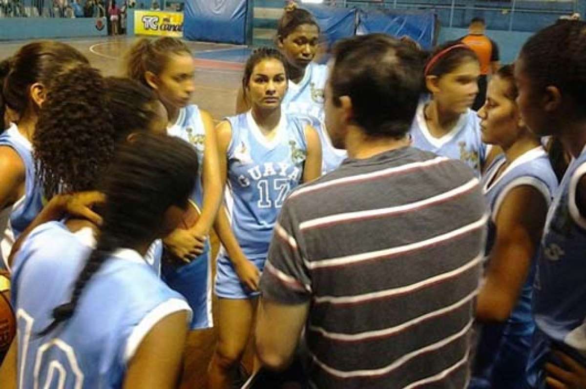 El quinteto Don Apa debut&oacute; con una derrota ante UTE en el coliseo Abel Jim&eacute;nez Parra. Foto: Cortes&iacute;a Federaci&oacute;n Ecuatoriana de Baloncesto.