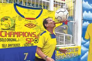 Manuel Loor realiza una maniobra en una calle de Viamao, donde se concentrar&aacute; Ecuador. Foto: AFP