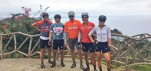 Morej&oacute;n (der.), quien era triatleta, pedaleaba largas distancias desde Guayaquil. Este viernes de feriado la arroll&oacute; un auto no identificado.  