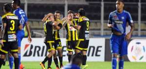 Los jugadores del Deportivo T&aacute;chira celebran el &uacute;nico gol del partido; los ecuatorianos lamentan la situaci&oacute;n.