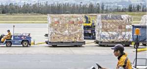 En el &aacute;rea de carga del aeropuerto internacional Marsical Sucre hay un intenso movimiento para despachar las flores por temporada de San Valent&iacute;n.