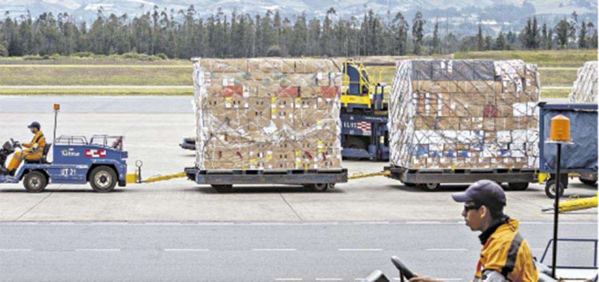 En el &aacute;rea de carga del aeropuerto internacional Marsical Sucre hay un intenso movimiento para despachar las flores por temporada de San Valent&iacute;n.