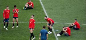 Los jugadores espa&ntilde;oles lloraron en el campo tras la eliminaci&oacute;n por penales ante Rusia.
