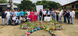 Los menores elaboran maceteros de corazas de cocos y los decoran.  