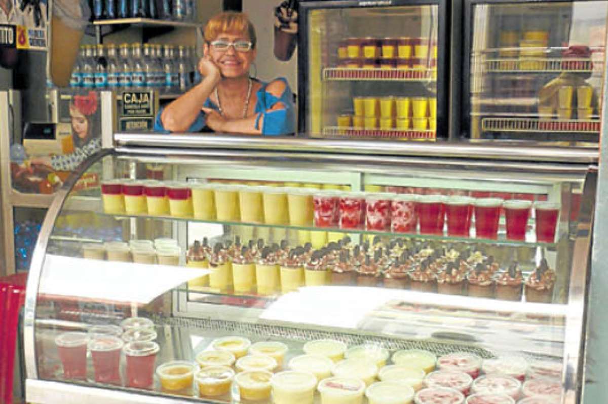 Do&ntilde;a Leonor atiende diariamente a decenas de personas que desean degustar un postre fr&iacute;o, mientras transitan por el centro de la urbe. Foto: Cortes&iacute;a