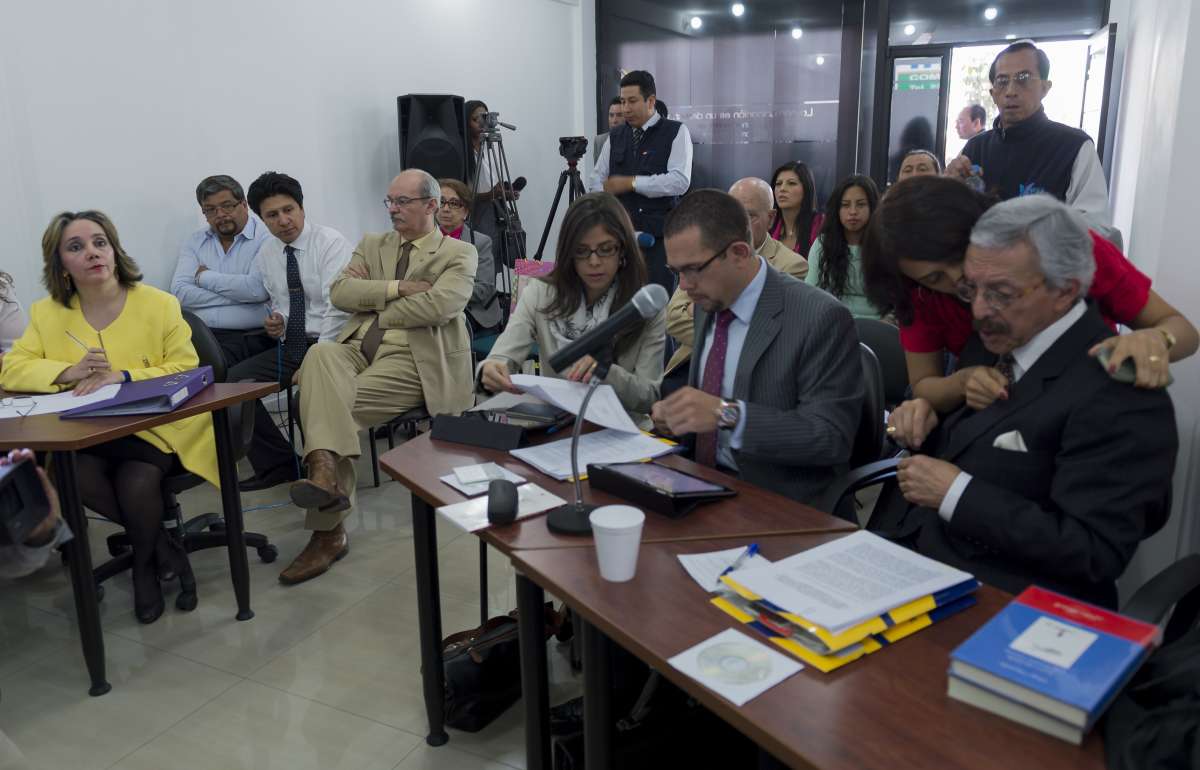 Sandra Correa, exministra de Educaci&oacute;n y el periodista Diego Oquendo acudieron a la audiencia, en la Supercom. Foto: Marco Salgado/El Tel&eacute;grafo